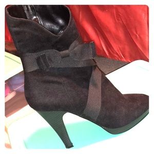 Black boots with ribbon around the shoe 👠 😍